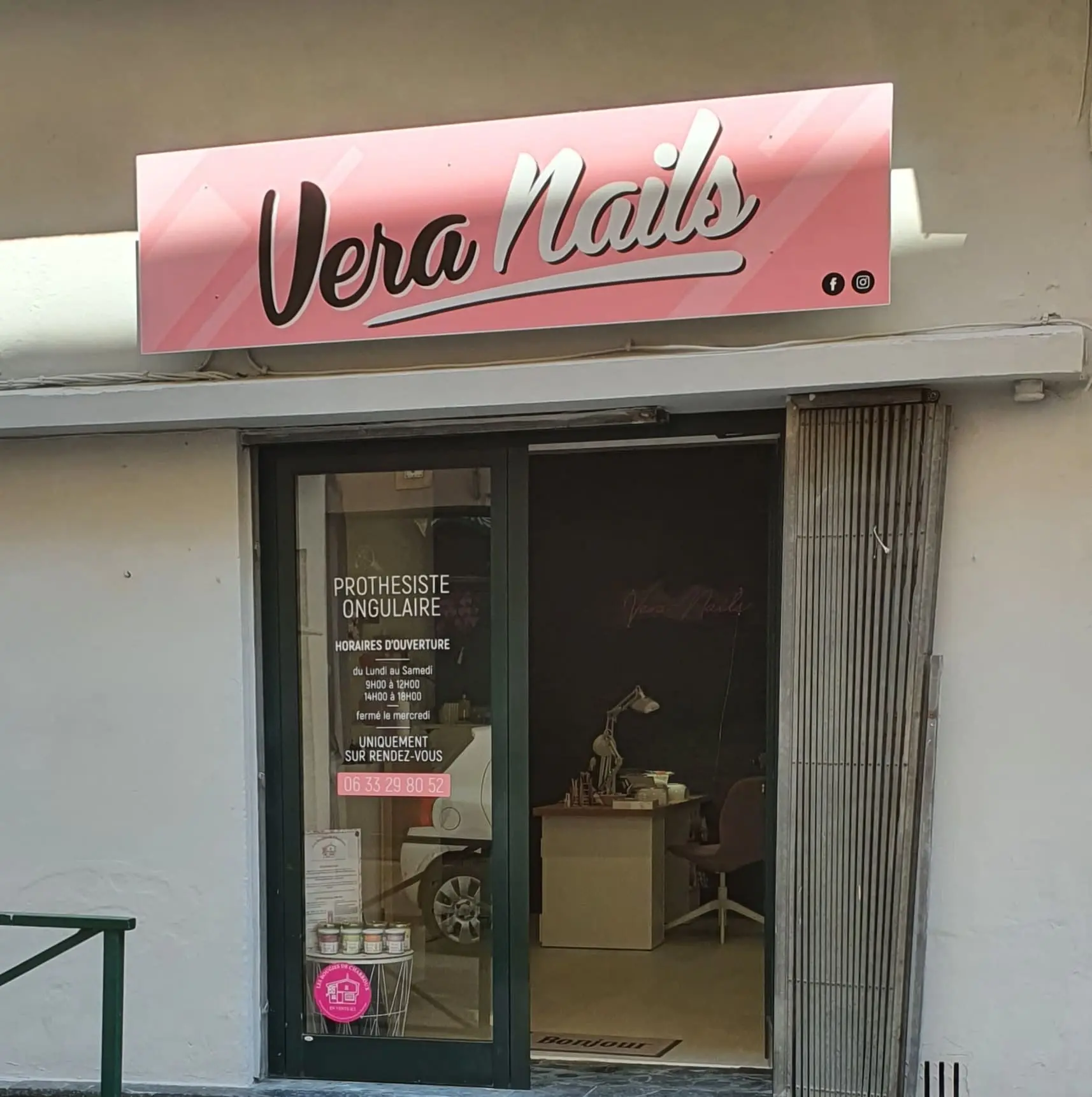Devanture du salon Vera Nails, prothésiste ongulaire à Sartène en Corse