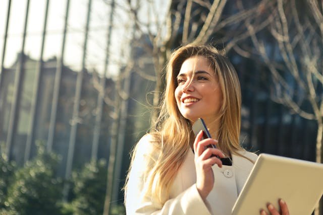 Femme élégante manucure événement spécial Vera Nails Sartène Propriano Corse