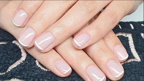 French Manicure réalisée chez Vera Nails onglerie en Corse du Sud