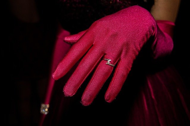 Protéger ses mains avec des gants pour préserver la manucure