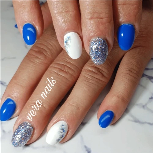 Ongles en gel avec palette blanc et bleu à Sartène et Propriano en Corse