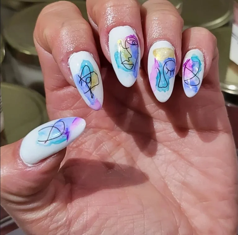 Nail art semi-permanent blanc avec motif artistique dessiné à Sartène et Propriano en Corse