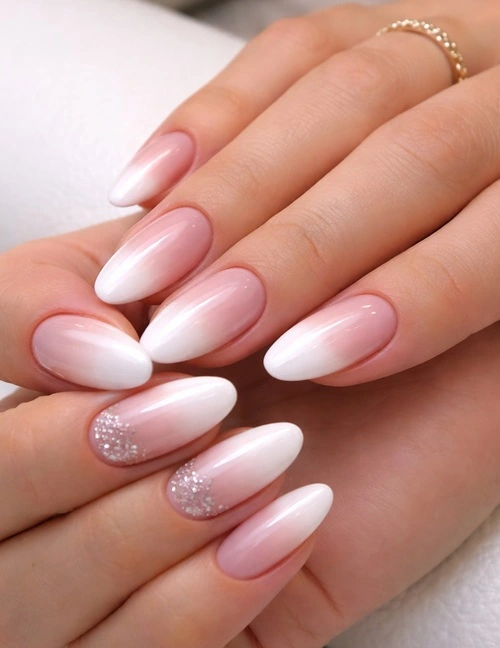 Ongles en gel rose clair avec finition brillante en Corse