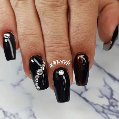 Ongles en gel noirs avec décorations bijoux réalisés à Sartène et Propriano en Corse