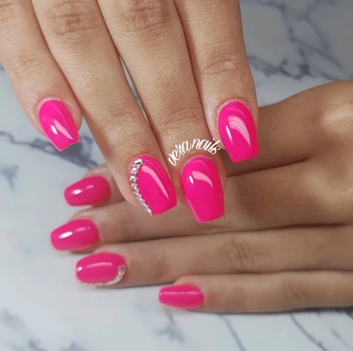 Pose d’ongles en gel avec vernis rose et bijoux à Sartène et Propriano en Corse