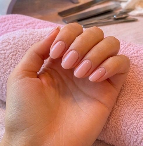 Manucure soignée et naturelle réalisée chez Vera Nails à Sartène en Corse
