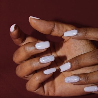 Pose d’ongles en gel réalisée par une prothésiste ongulaire à Sartène en Corse