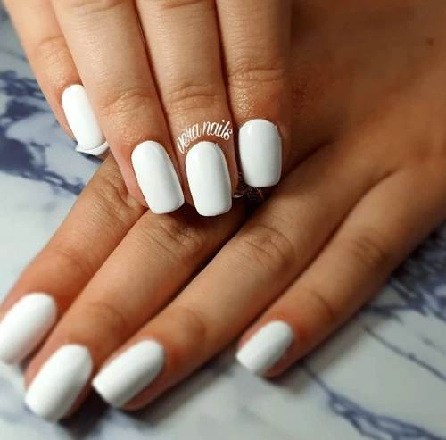 Pose de vernis semi permanent blanc à Sartène en Corse