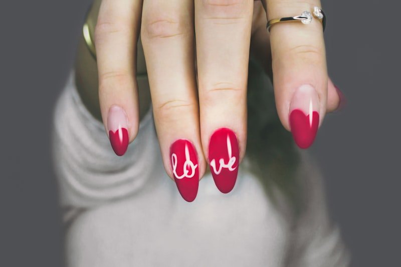 Pédicure estivale nail art pieds soignés chez Vera Nails en Corse du Sud