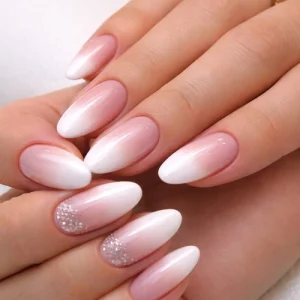 Ongles en gel rose clair avec finition brillante en Corse